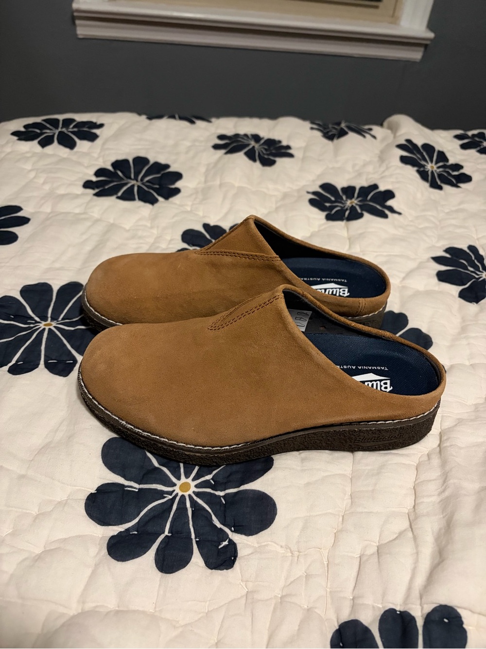 Blundstone women’s Slip-On Clog in Tan Suede